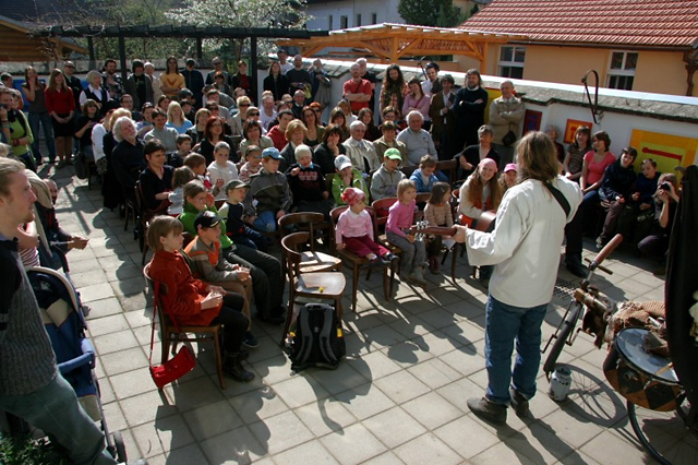 Divadelní představení po nedělních bohoslužbách - Husovický dvorek 2008